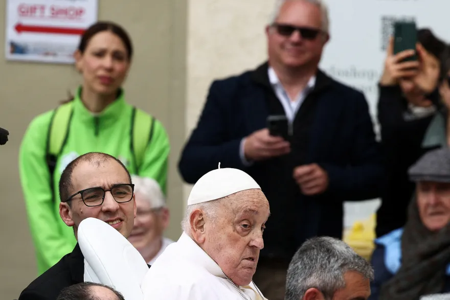 بابا الفاتيكان يدعو لوقف إطلاق النار في غزة خلال ظهور قصير في عيد القيامة