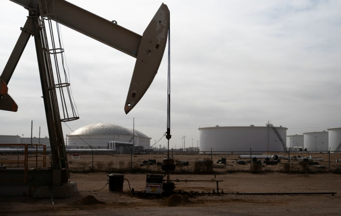  النفط يتكبد خسائر أسبوعية بسبب مخاوف إزاء الرسوم الجمركية بين الولايات المتحدة والصين 