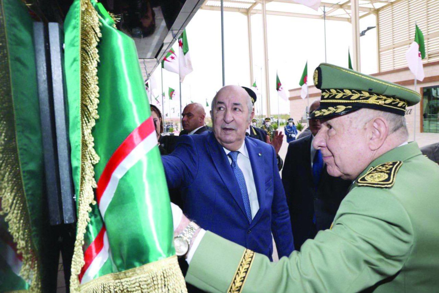  تعيين وزير أول جديد في الجزائر.. تغيير في الوجوه أم إعادة إنتاج لمنصب يتركز في يد الرئيس ويستند إلى المؤسسة العسكرية؟ 