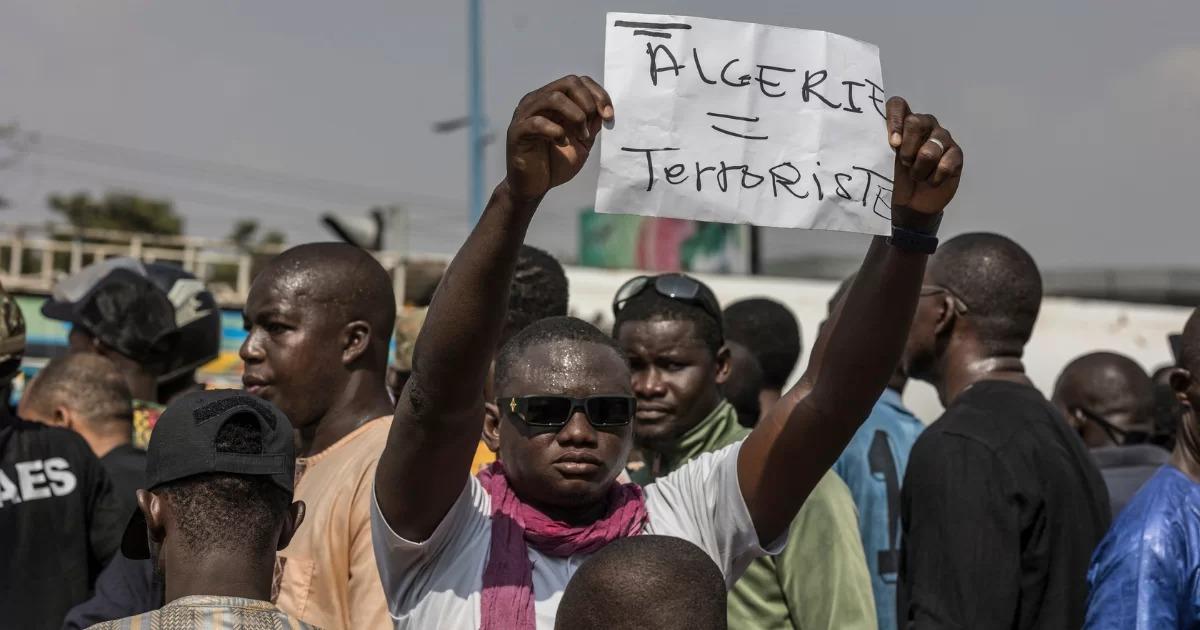 مجموعة الأزمات الدولية: الجزائر فقدت فرصة تعزيز نفوذها في الساحل.. والأزمة مع مالي قد تصل إلى مواجهة عسكرية