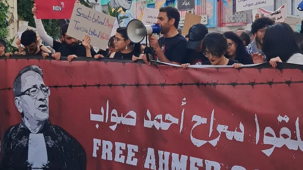 تونسيون يخرجون في مظاهرة حاشدة ضد الرئيس سعيد وينددون بقمع منتقديه