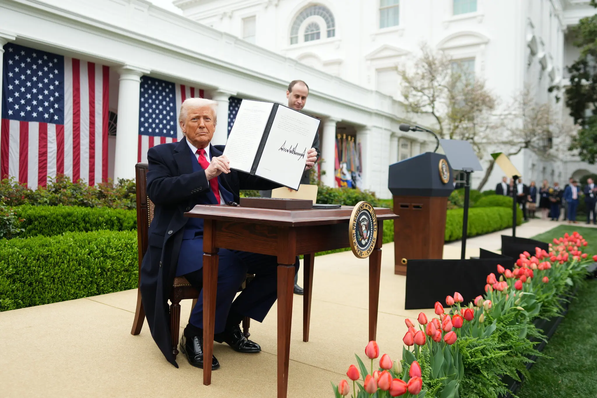 الأدنى ضمن التعريفات الجديدة.. ترامب يفرض رسوما جمركية بقيمة 10 في المائة على البضائع المغربية