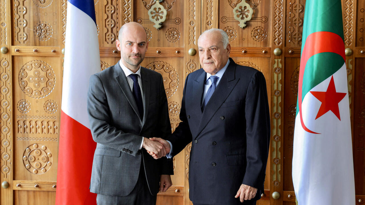 وزير الخارجية الفرنسي: ما تقوم به الجزائر ليس في مصلحتها ونُجهزُ ردا "حازما وفوريا" على طرد دبلوماسيينا