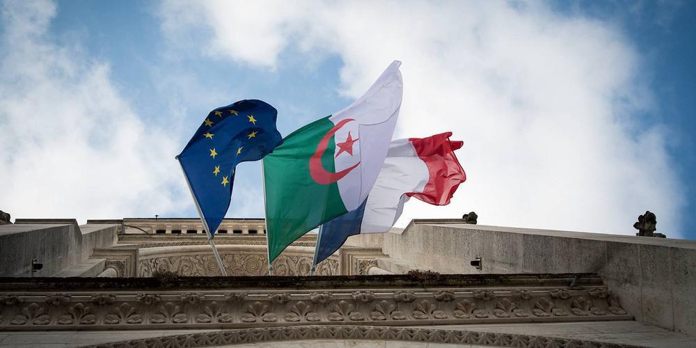 "الإرث الاقتصادي" الفرنسي بالجزائر يترنح.. شركات فرنسية تُهدد بالانسحاب من السوق الجزائري نتيجة العراقيل التنظيمية وتدهور العلاقات الثنائية