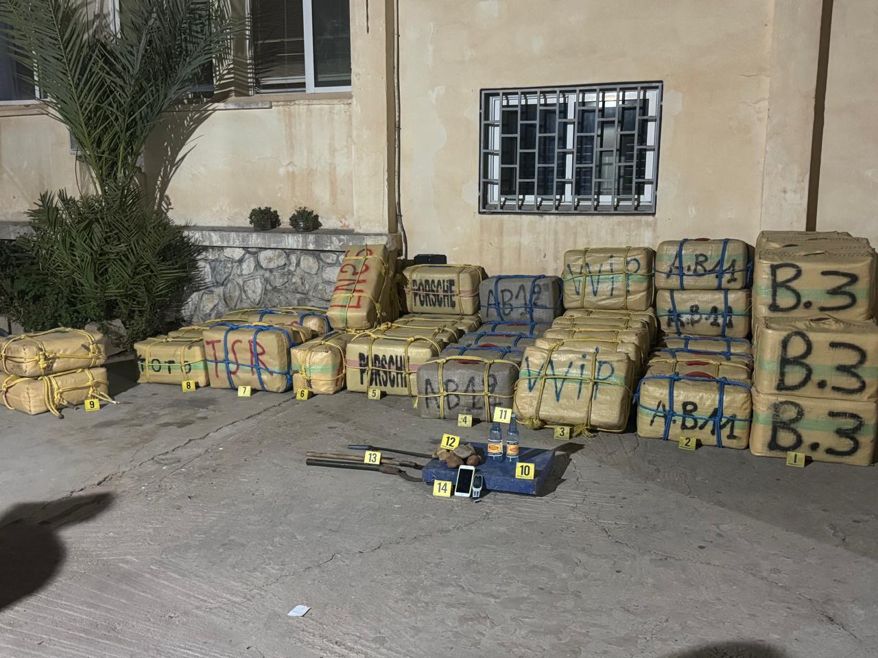 استُخدم فيها الرصاص وأدت لتوقيف مبحوثٍ عنهما.. حجز نحو 4 أطنان من المخدرات في عملية بين 3 مدن استندت إلى معلومات استخباراتية