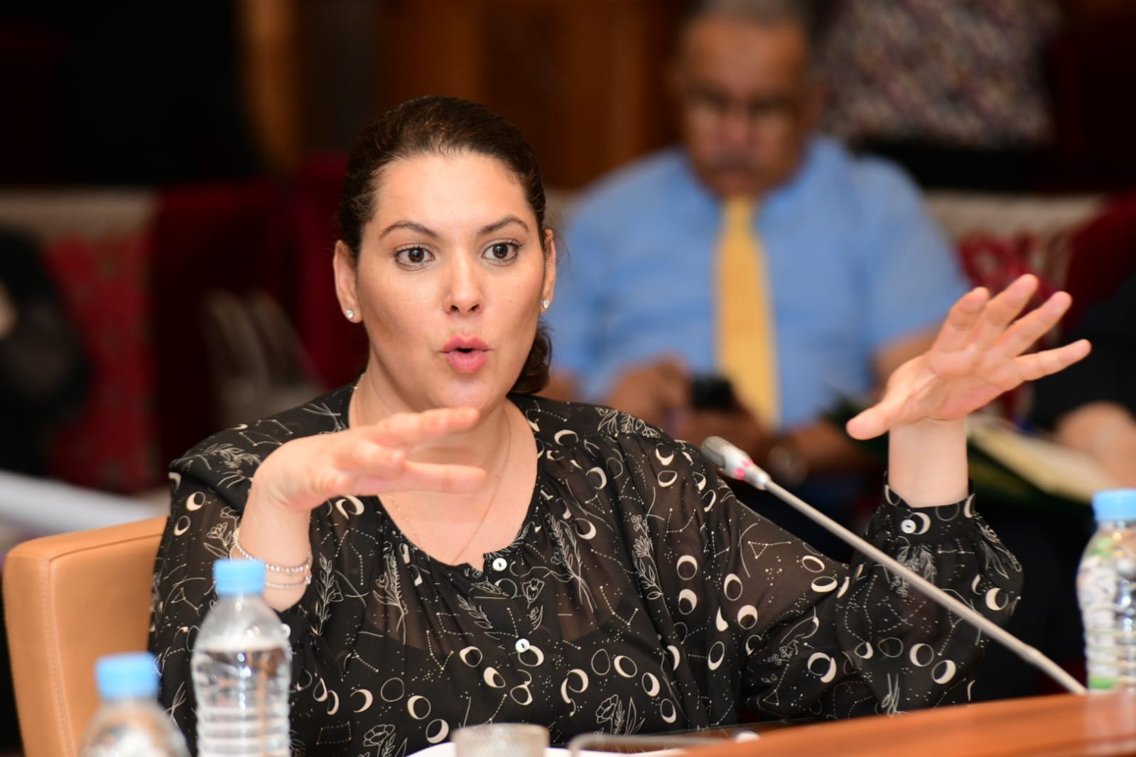 المنصوري تصرف 5 ملايين درهم على خطة تواصل وزارتها.. بين طموح تحديث الصورة وغياب ضمانات الجدوى والمحاسبة.. استثمار استراتيجي أم إنفاق مفرط على الصورة؟