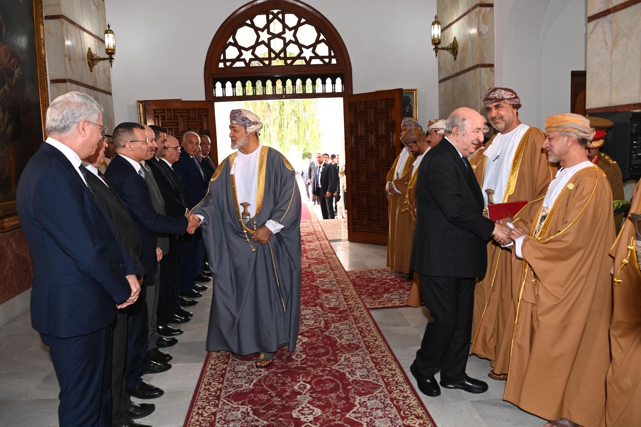  "بضاعة" الداخل تختلف عن الخارج.. تبون في بيانه المشترك مع سلطان عمان يدعو لإقامة دولتين فلسطينية وإسرائيلية دون أي كلمة عن الصحراء 