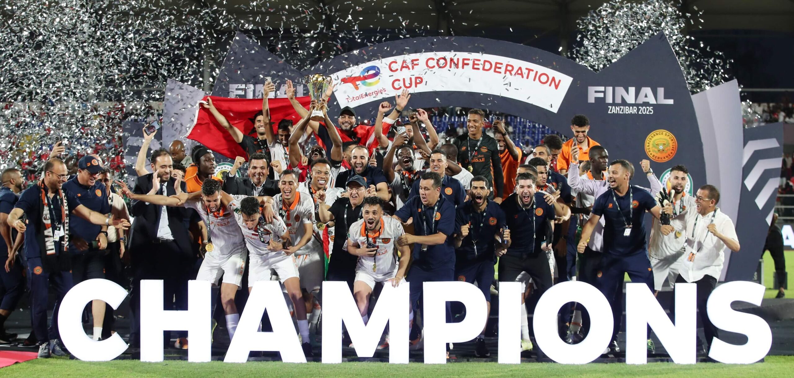 فريق نهضة بركان يُتوج بكأس الكونفدرالية الإفريقية لثالث مرة في تاريخه