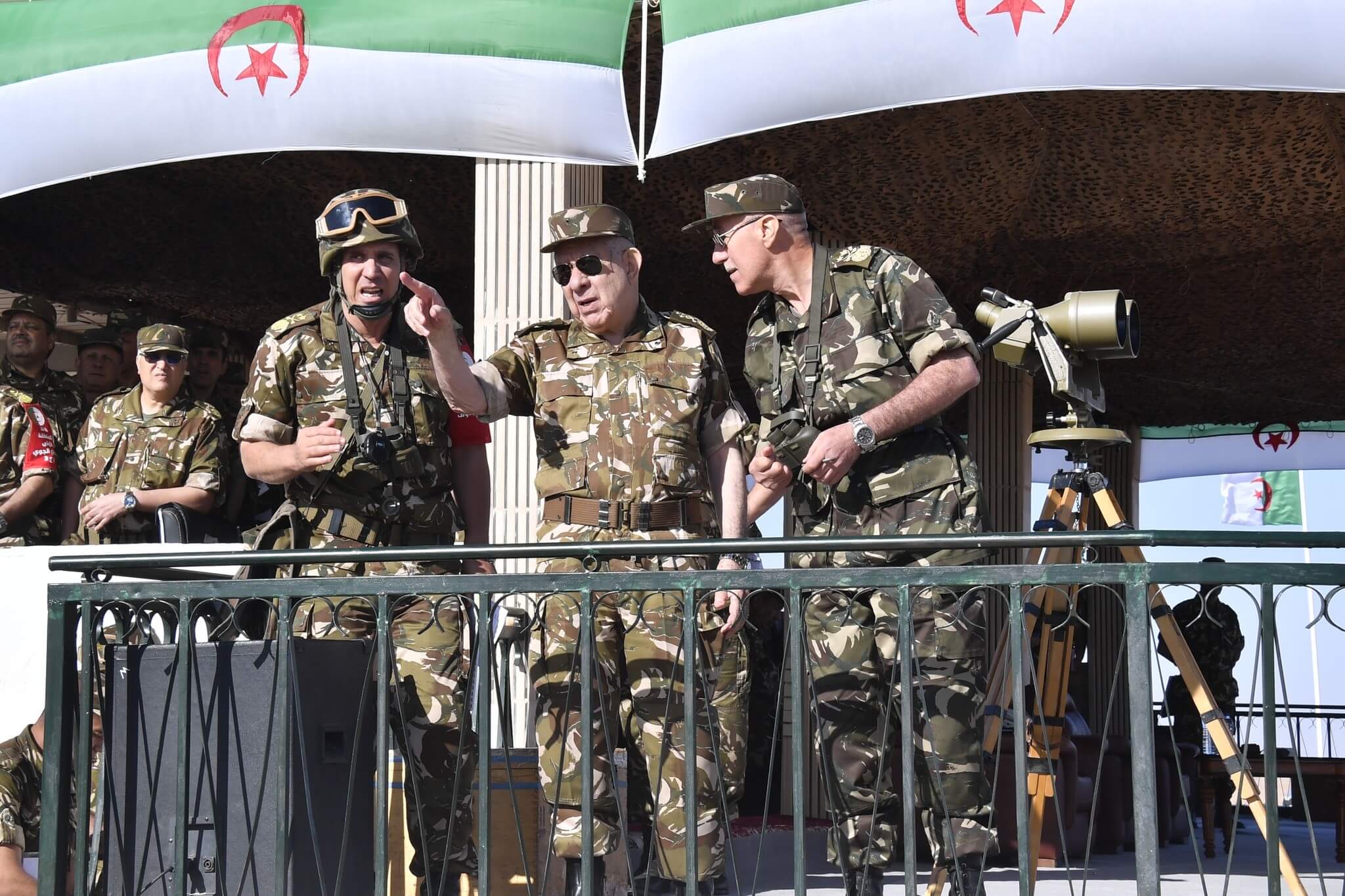 الجزائر تجري تمرينا عسكريا بالذخيرة الحيّة في تندوف تحت إشراف شنقريحة