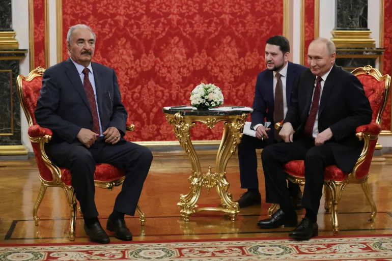 تحالف خليفة حفتر مع موسكو يزيد من عزل الجزائر في محيطها الإقليمي ويُبعدها أكثر عن روسيا