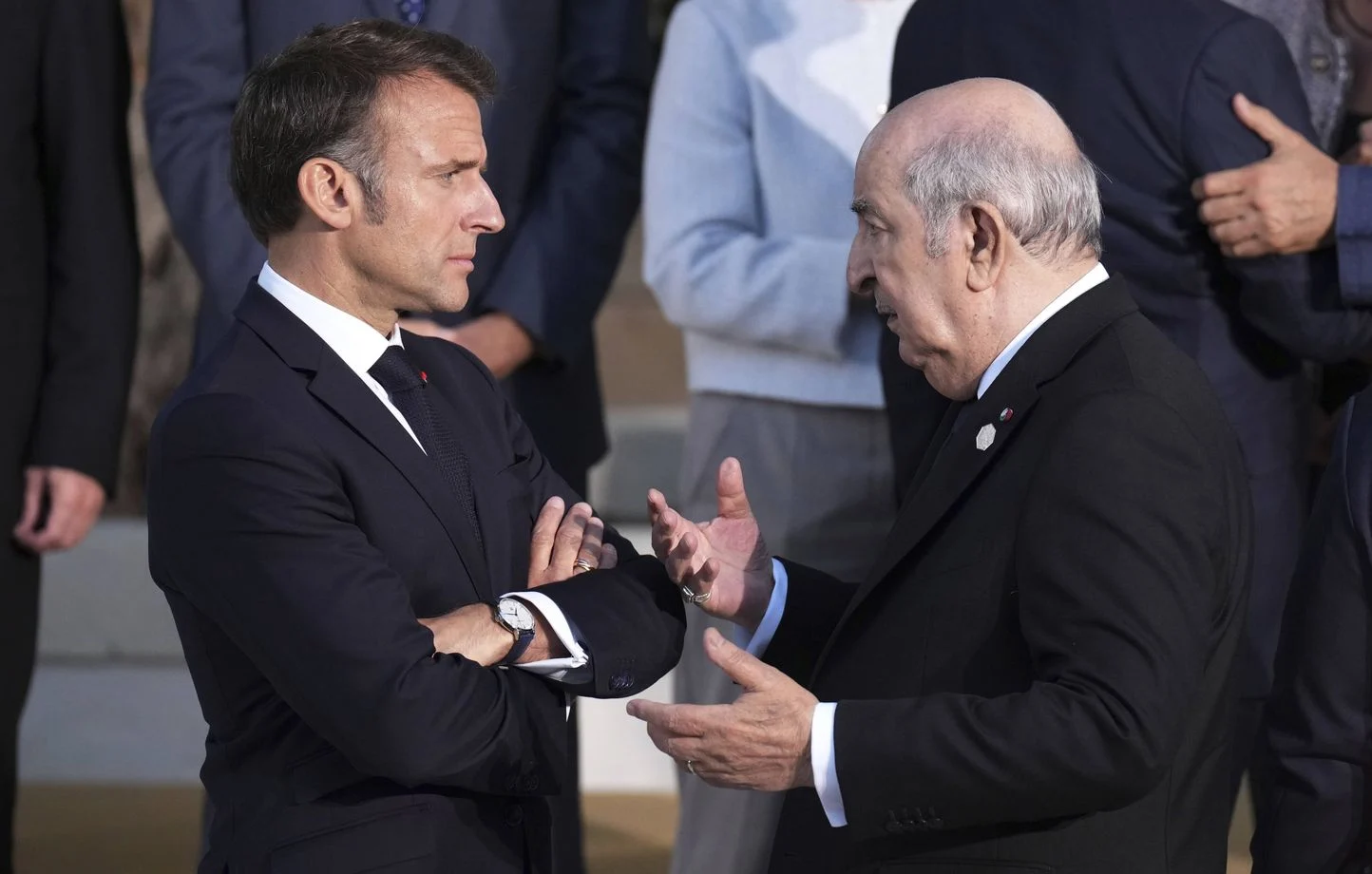 الجزائر تندد بـ"الانتهاك الفرنسي".. أزمة جديدة بين الجزائر وباريس على خلفية إلغاء تأشيرات وجوازات سفر دبلوماسية