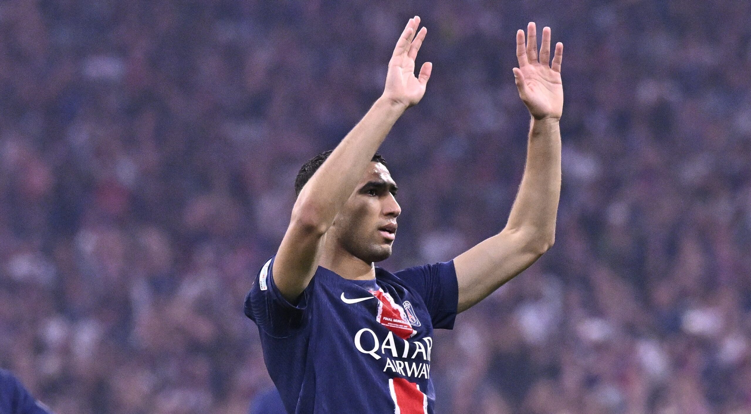  حكيمي يتوج بلقب دوري أبطال أوروبا رفقة باريس سان جيرمان الفرنسي 