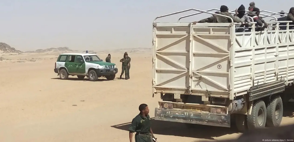 بعد تضامن نيامي مع مالي ضدها.. الجزائر ترفع من عمليات طرد المهاجرين إلى حدود النيجر في ظل خلافاتها مع دول الساحل