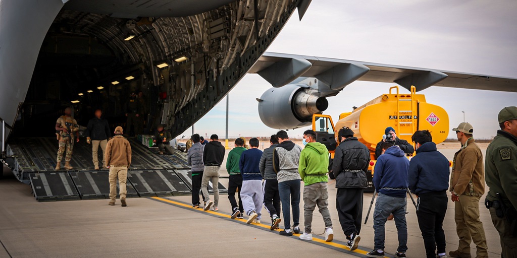 الإدارة الأمريكية تمنح ألف دولار وتذكرة طائرة مجانية للمهاجرين غير القانونيين الذين يوافقون على العودة لبلدانهم