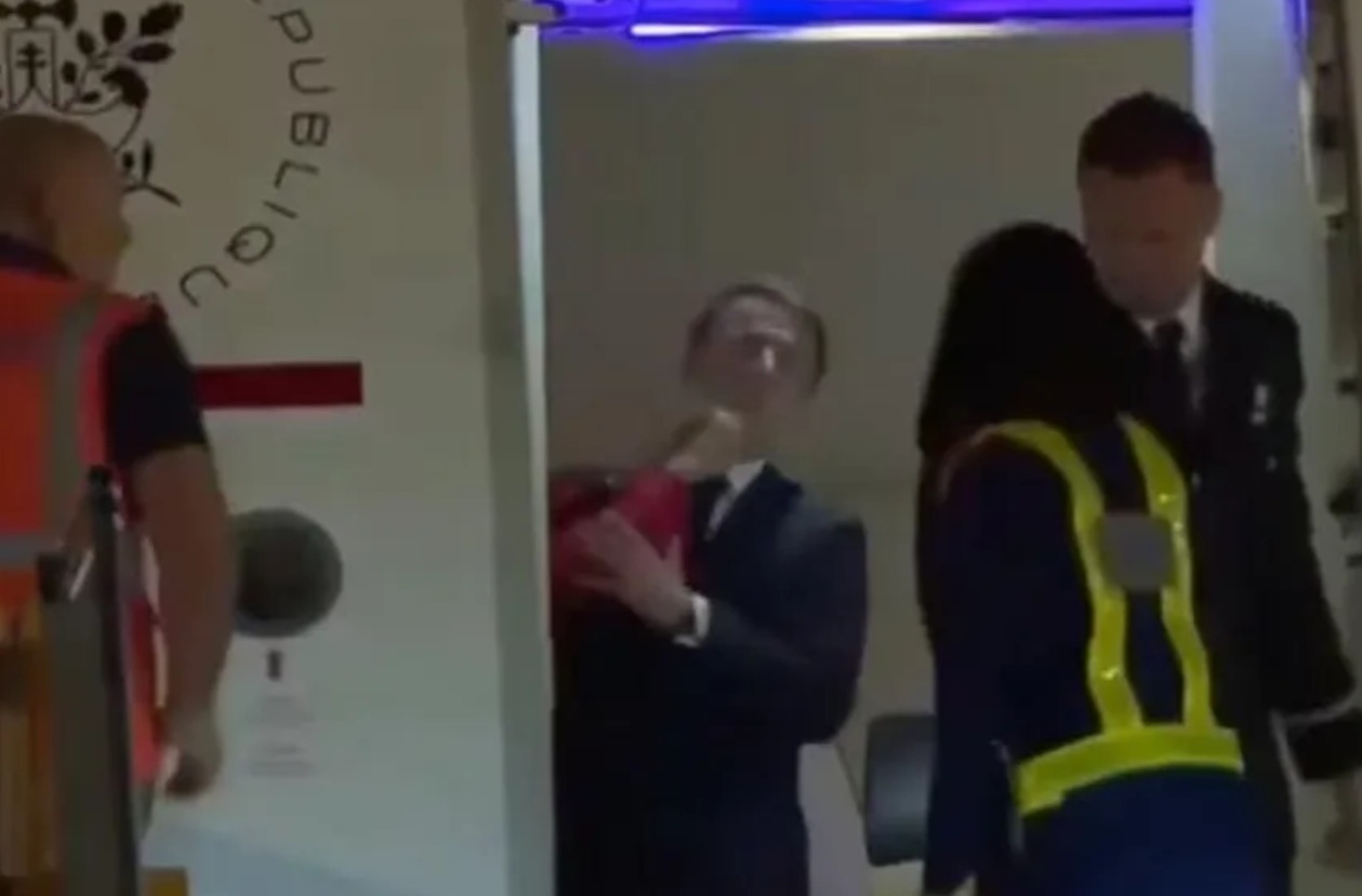 ماكرون يتلقى صفعة من زوجته أمام عدسات الكاميرات