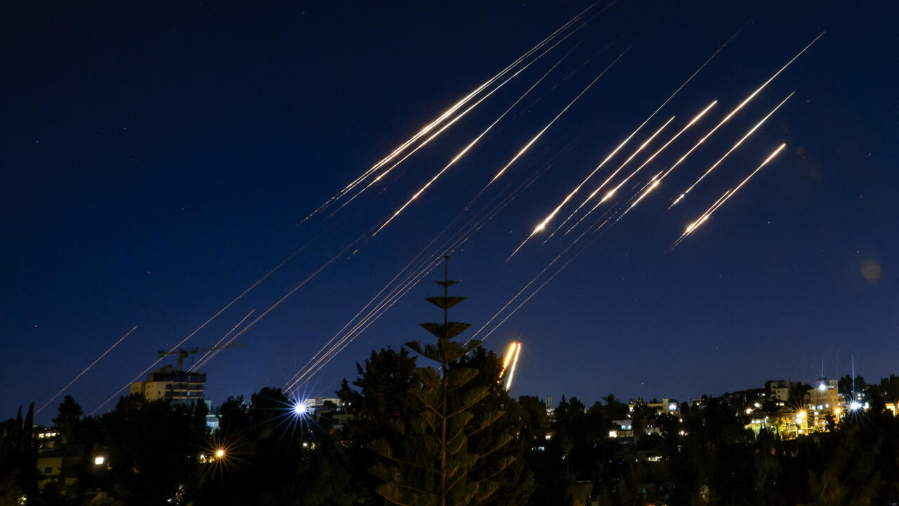  4 قتلى و13 مصابا في قصف صاروخي إيراني مكثف في عمق إسرائيل 