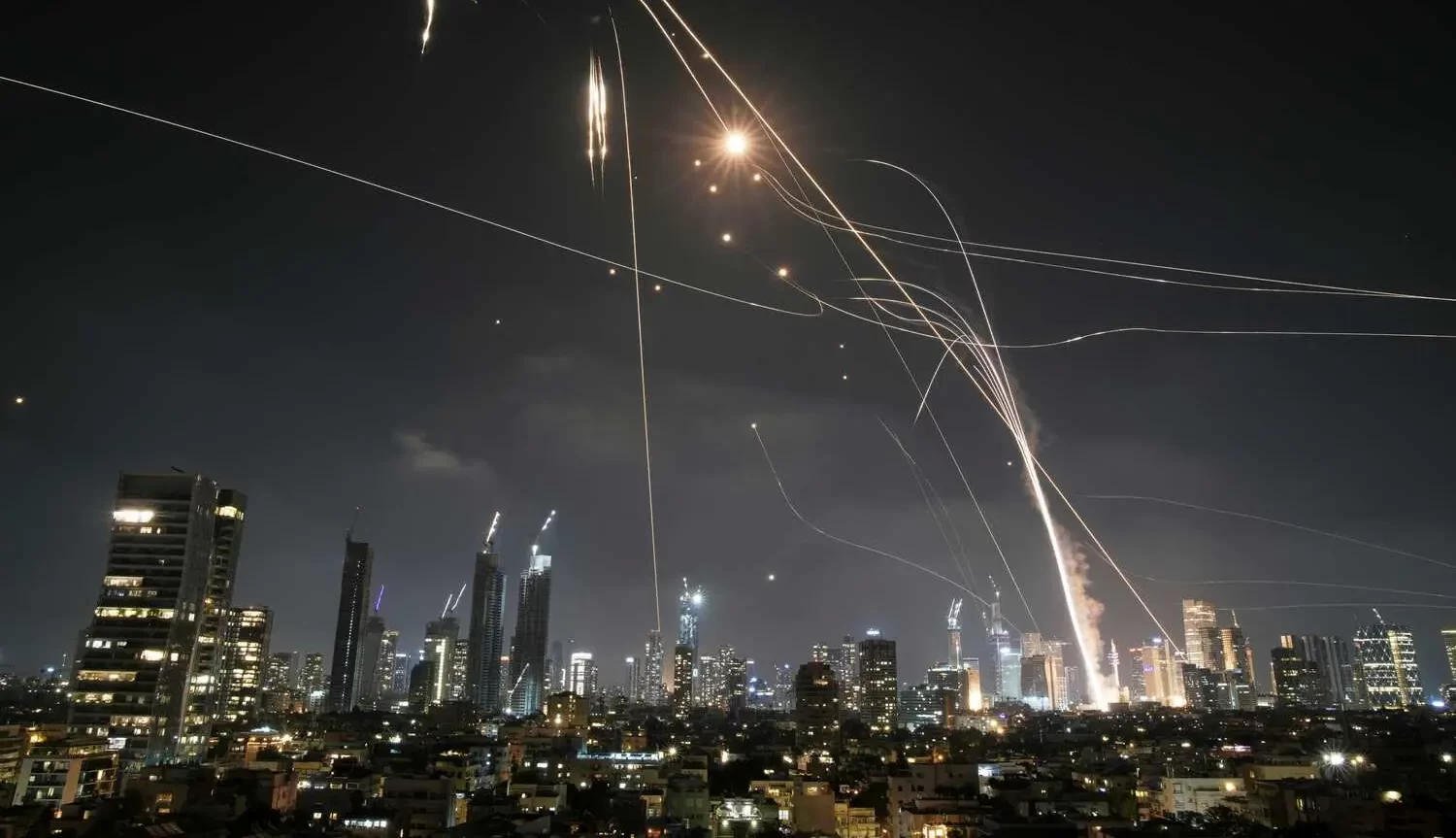  إيران تبدأ هجومها العسكري على تل أبيب.. والجيش الإسرائيلي يدعو السكان إلى الاختباء بالملاجئ 