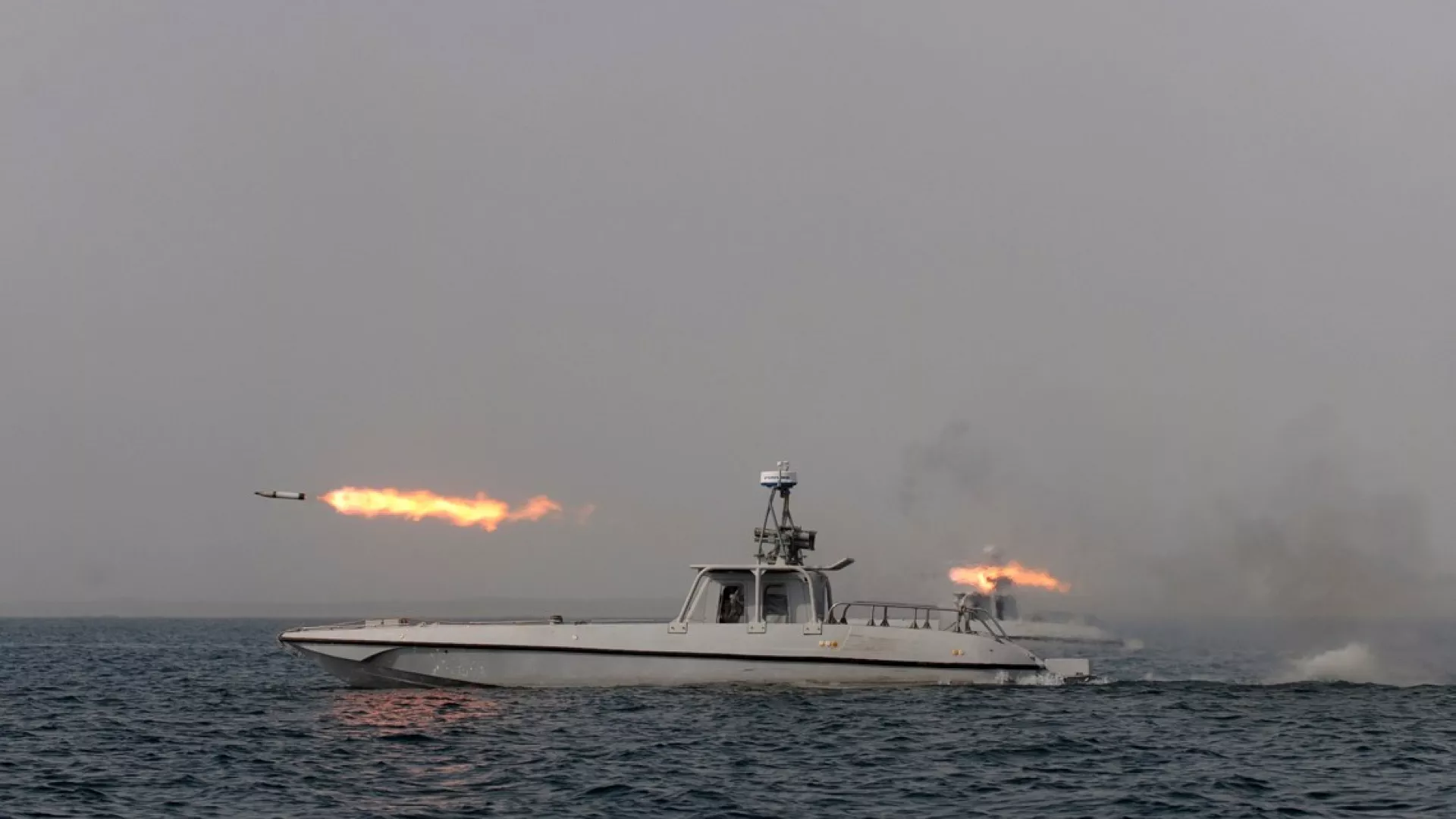 بعد الضربات الإسرائيلية.. إيران تهدد بإغلاق مضيق "هرمز"