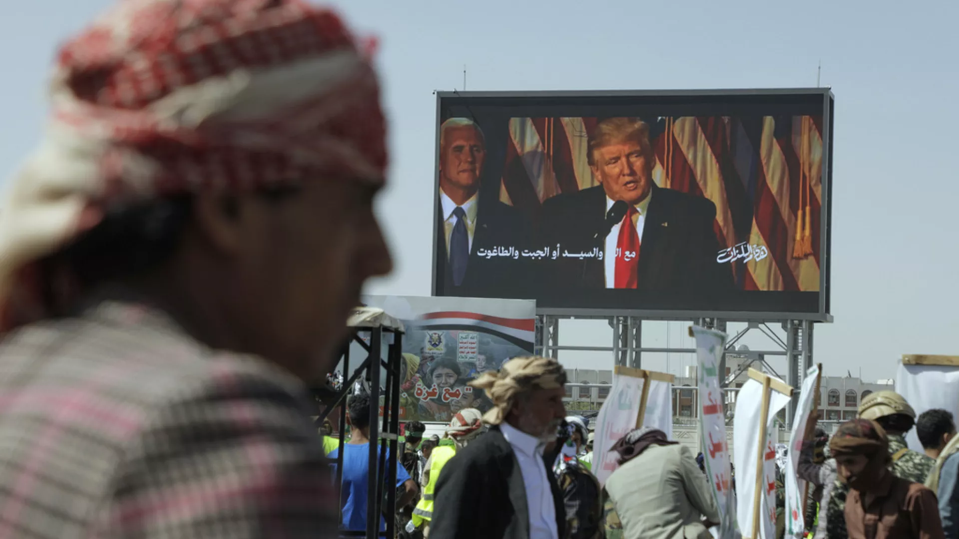 الحوثيون يهددون باستهداف السفن الأمريكية إذا شاركت واشنطن في الحرب على إيران