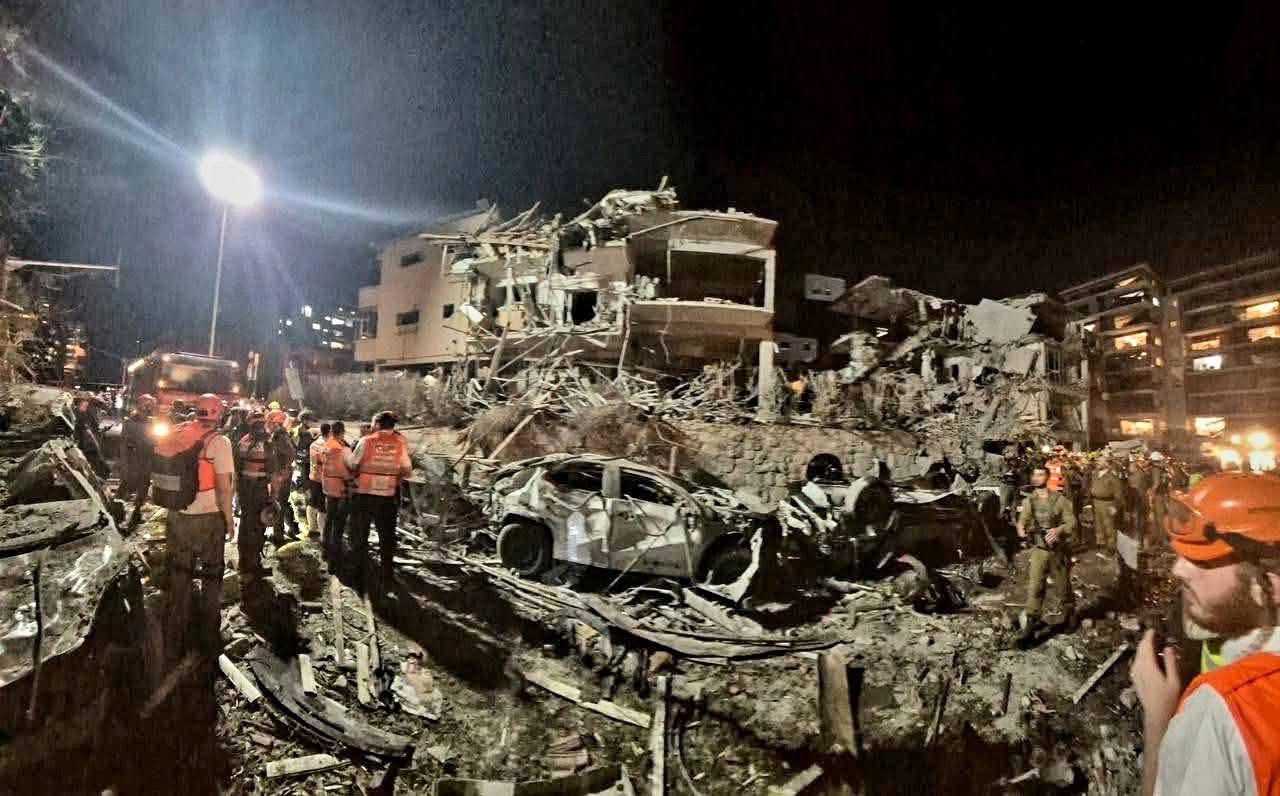 إصابات مباشرة لصواريخ أطلقتها إيران على مدينتي حيفا وتل أبيب.. والسلطات الإسرائيلية تدعو السكان إلى الاحتماء بالملاجئ