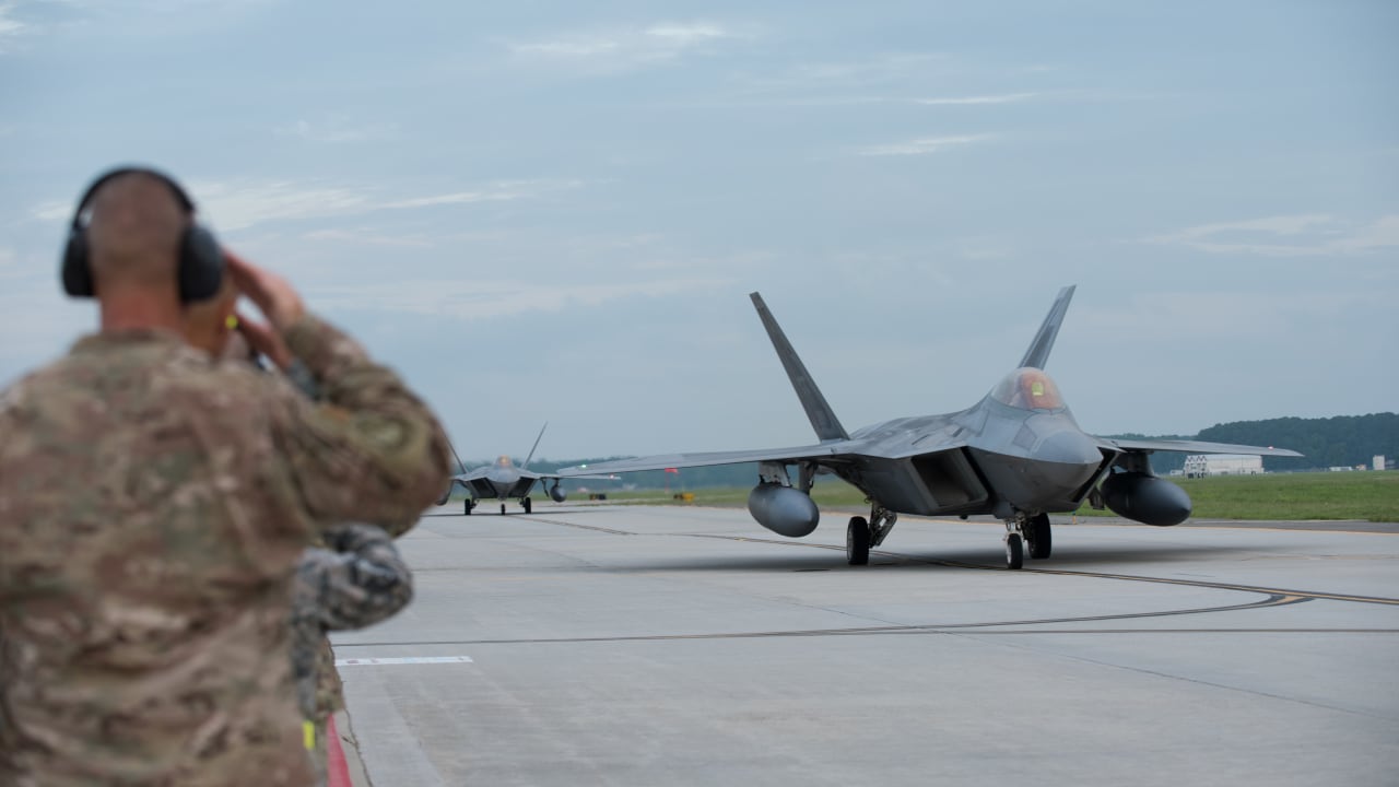 الولايات المتحدة تُخلي قاعدتها العسكرية في قطر من الطائرات تحسباً لقصفها من إيران