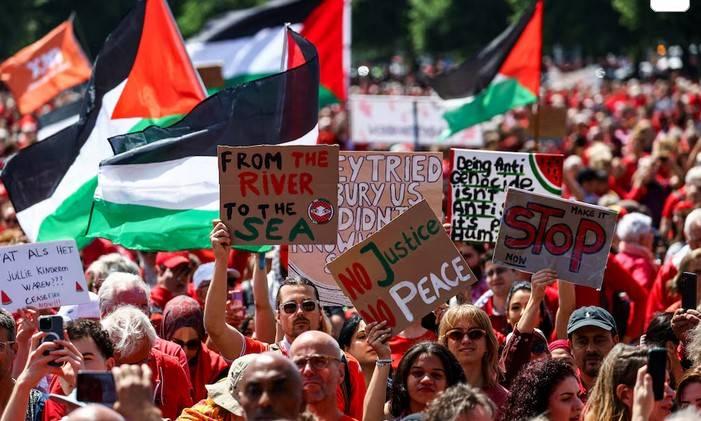  آلاف المتظاهرين في هولندا احتجاجا على الحرب الإسرائيلية على قطاع غزة 