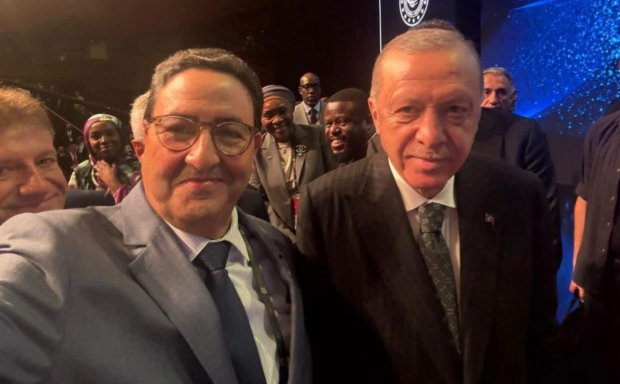 "سيلفي" قيوح مع أردوغان.. هل هو تجاوز بروتوكولي وهشاشة في الوعي بموقع المسؤولية أم روح "انفتاح شخصي" مطلوب؟