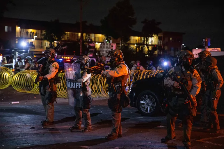  عمدة لوس أنجلوس تعلن فرض حظر التجوال ليلا لمحاصرة المظاهرات العنيفة 