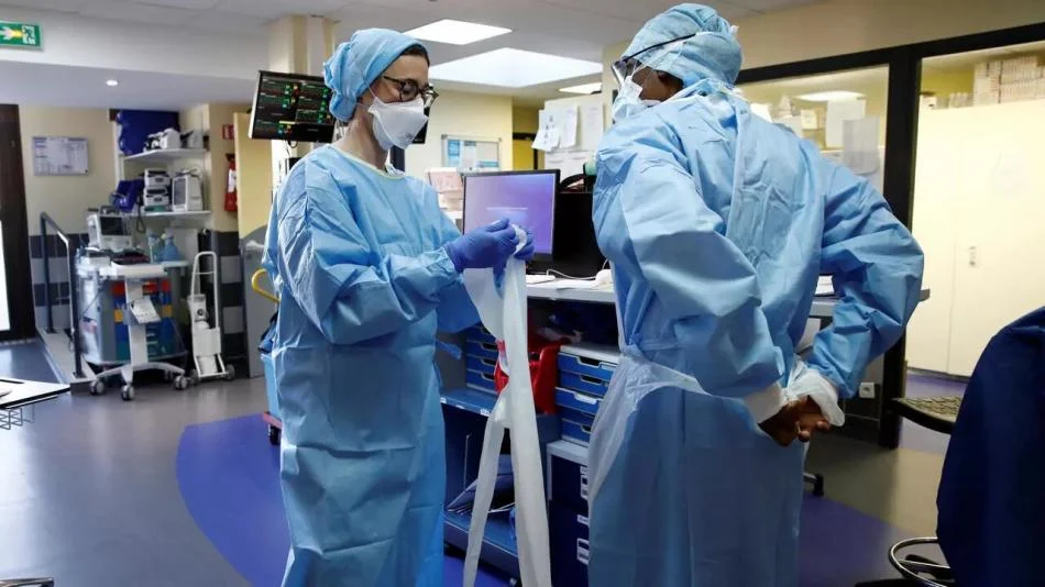 إنعاش قطاع يحتضر.. الحكومة تعلن خطة "استيراد" الكفاءات الطبية لوقف انهيار المنظومة الصحية