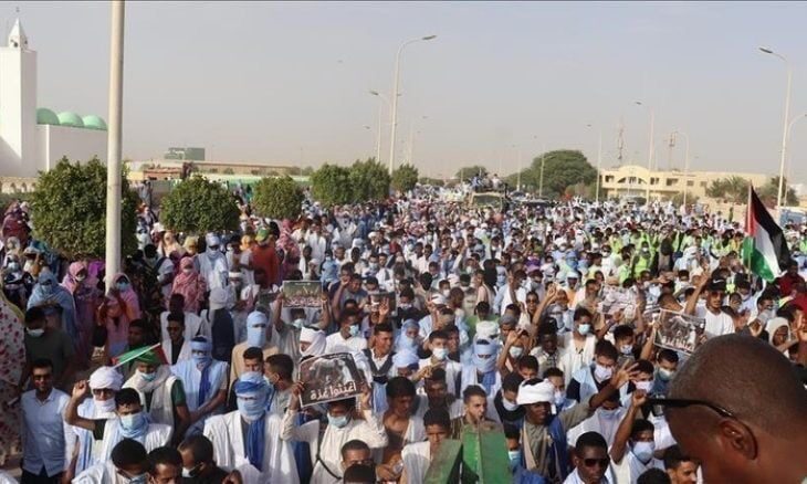 ناشطون موريتانيون يتظاهرون أمام السفارة الأمريكية تنديدًا بالتصعيد في غزة وإيران