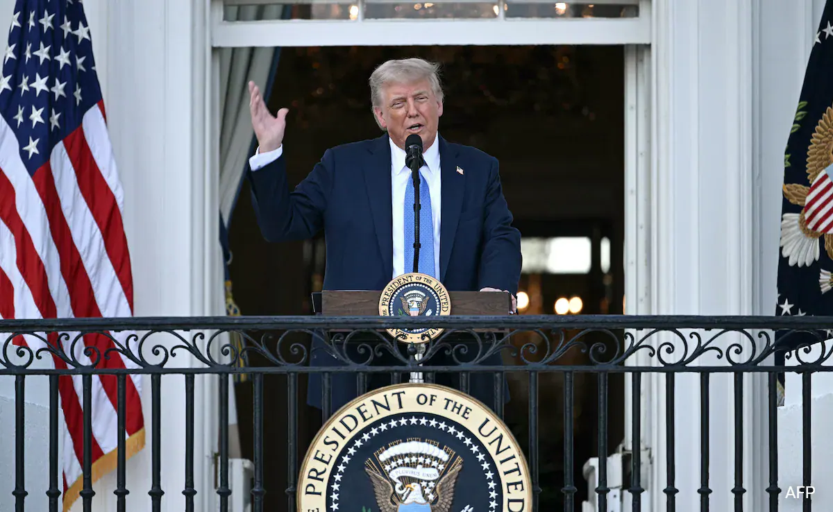  ترامب يحظر دخول مواطني 12 بلدا إلى الولايات المتحدة الأمريكية 