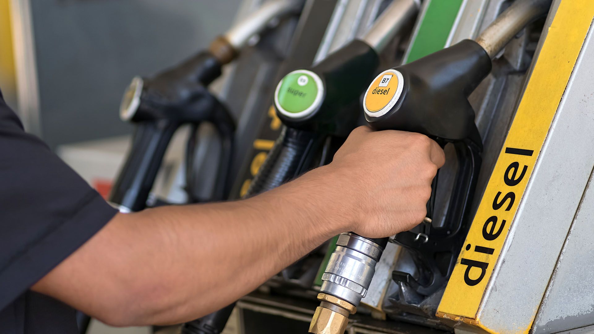 مخاوف برلمانية من ارتفاع أسعار المحروقات بالمغرب بسبب الصراع الإيراني الإسرائيلي.. ومصير "لاسامير" يعود لمطاردة الحكومة