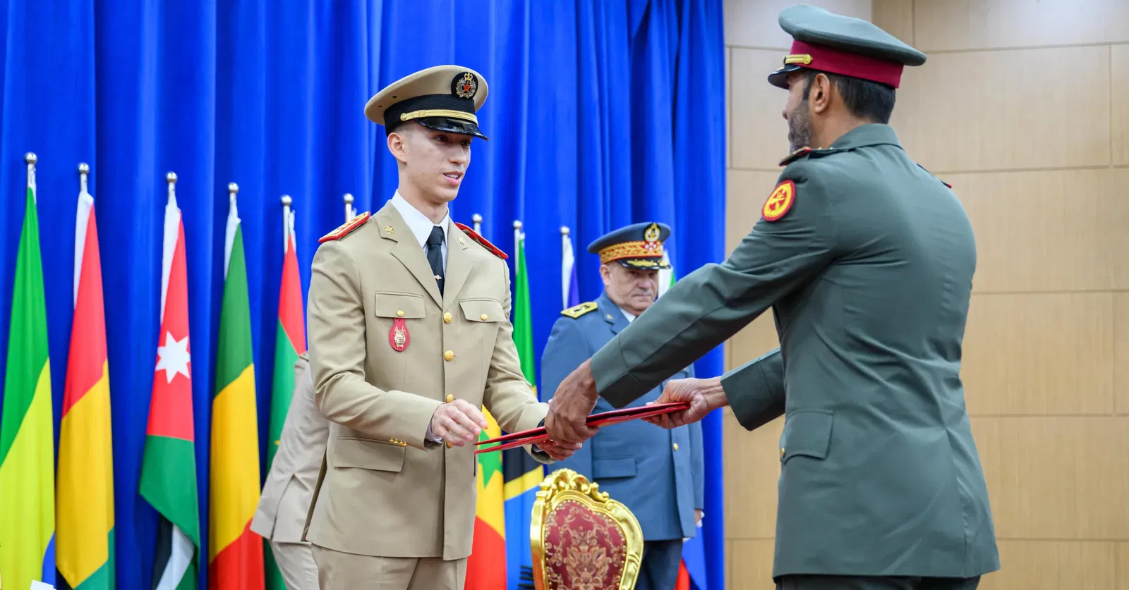  ولي العهد يترأس حفل تخرج الفوجين الجديدين للسلك العالي وسلك الأركان بالكلية الملكية للدراسات العسكرية العليا 