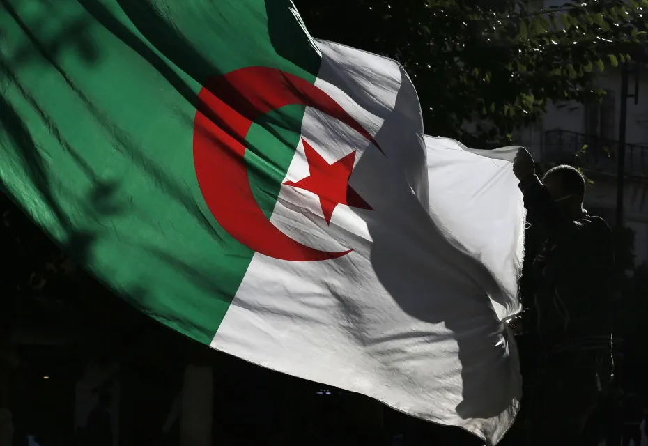 جندي جزائري يحرق نفسه احتجاجا على غياب العدالة في بلاده مرددا "الموت أهون من الإذلال"