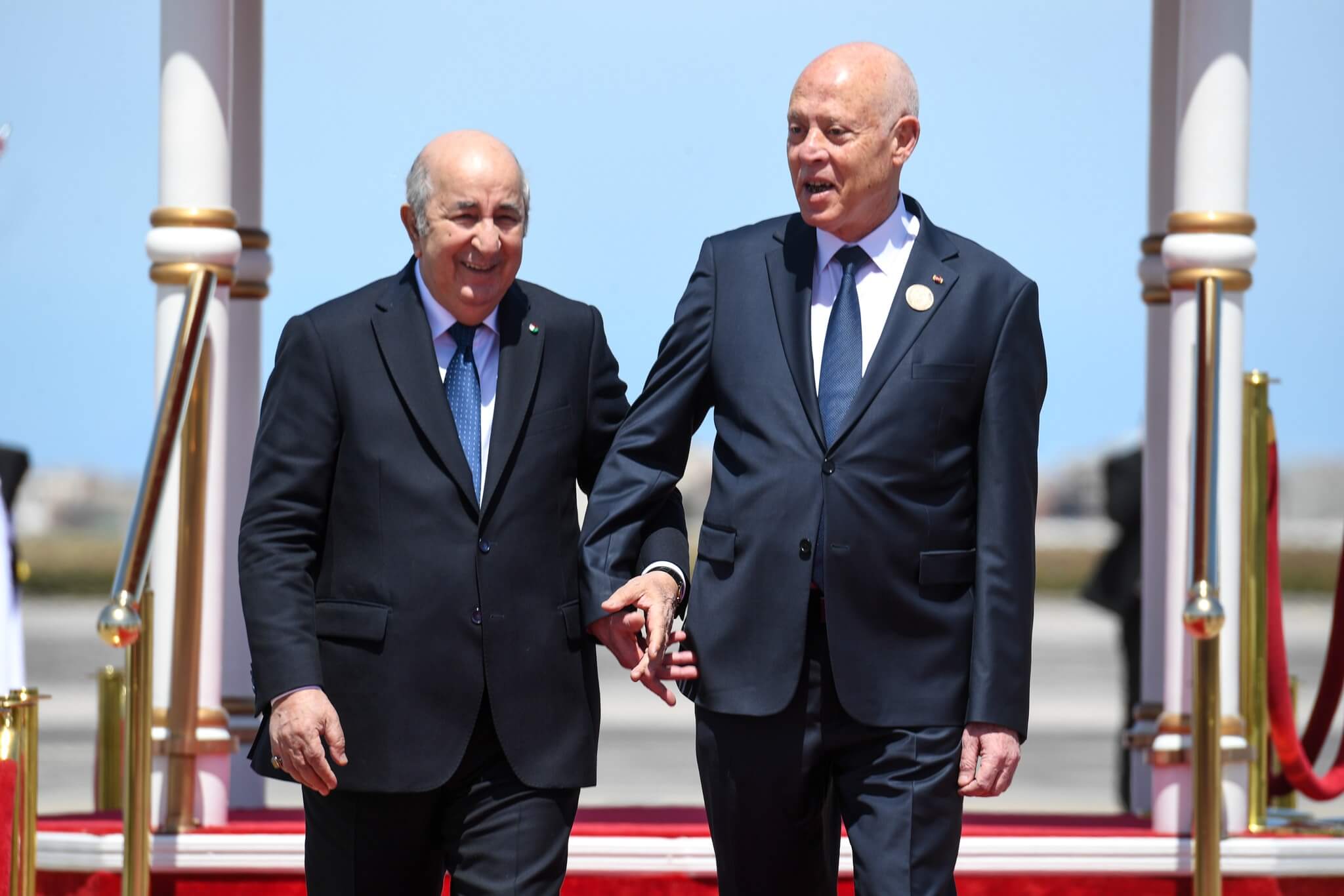  تحسبا لتبعات تصنيف الجبهة منظمة إرهابية.. تبون يقنع سعيد بنقل مجموعة من قيادات البوليساريو من تندوف إلى تونس 