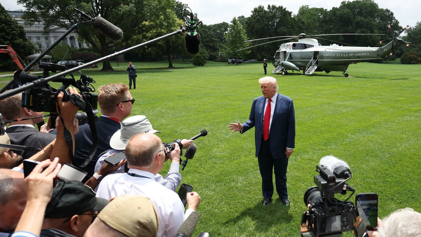 ترامب يعلن صرف 2000 دولار لكل أمريكي من عائدات الرسوم الجمركية