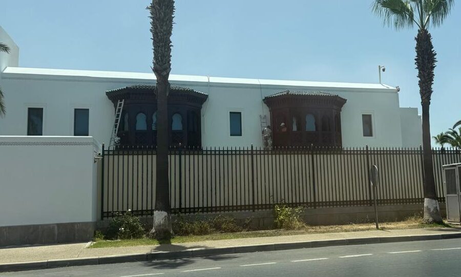  خاص - أشغال مكثفة داخل مقر السفارة الجزائرية بالرباط.. هل هو تمهيد لفتح باب الدبلوماسية مُجددا بعد سنوات من القطيعة؟ 