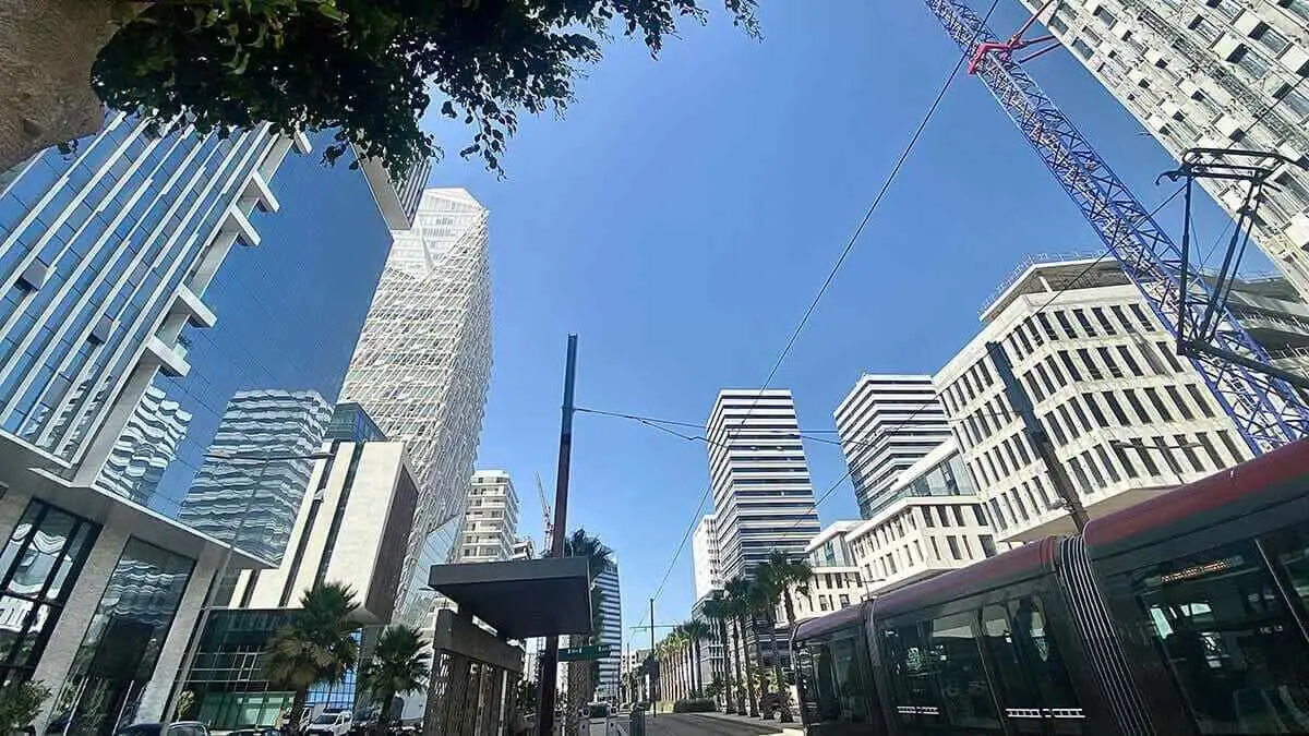 صحيفة "لوموند": السلطات المغربية تسعى لجعل الدار البيضاء "دبي صغيرة" لكن على حساب تهجير فقرائها إلى قلب الهوامش