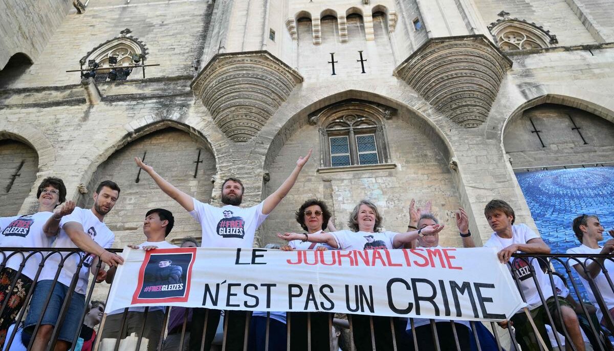 اعتبروا سجنه بدوافع "سياسية".. مسيرة احتجاجية في فرنسا ضد سجن الصحافي غليز في الجزائر