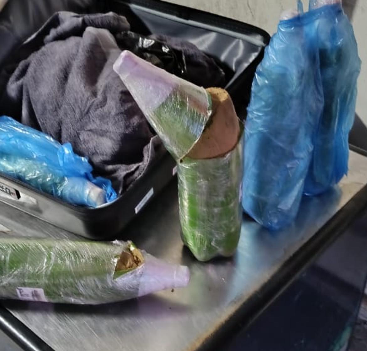 أمن مطار طنجة يضبط 32 كيلوغراما من المخدرات في حقائب 5 أجانب متوجهين إلى الخارج