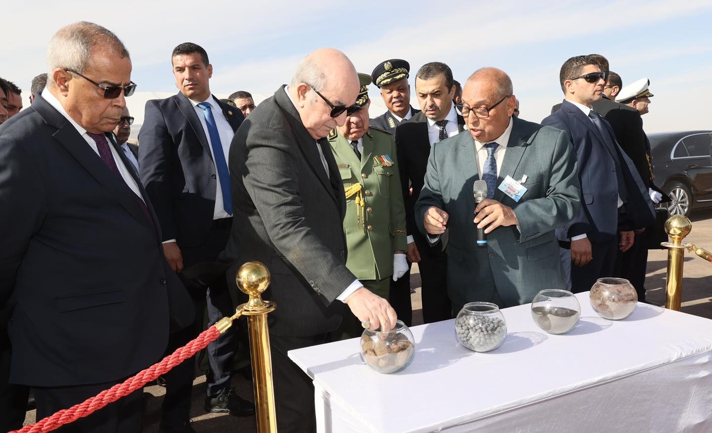  ثلاثة أحزاب جزائرية تعبر عن "قلقها" من بيع ثروات البلاد للأجانب بعد مصادقة البرلمان على  قانون متعلق بالأنشطة المنجمية 