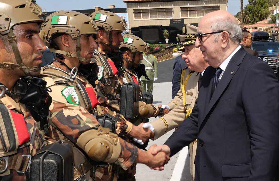 رسائل للخارج أم رغبة في التحكم الداخلي.. جون أفريك: الجزائر على "حافة الحرب" بعد دخول قانون التعبئة حيز التنفيذ