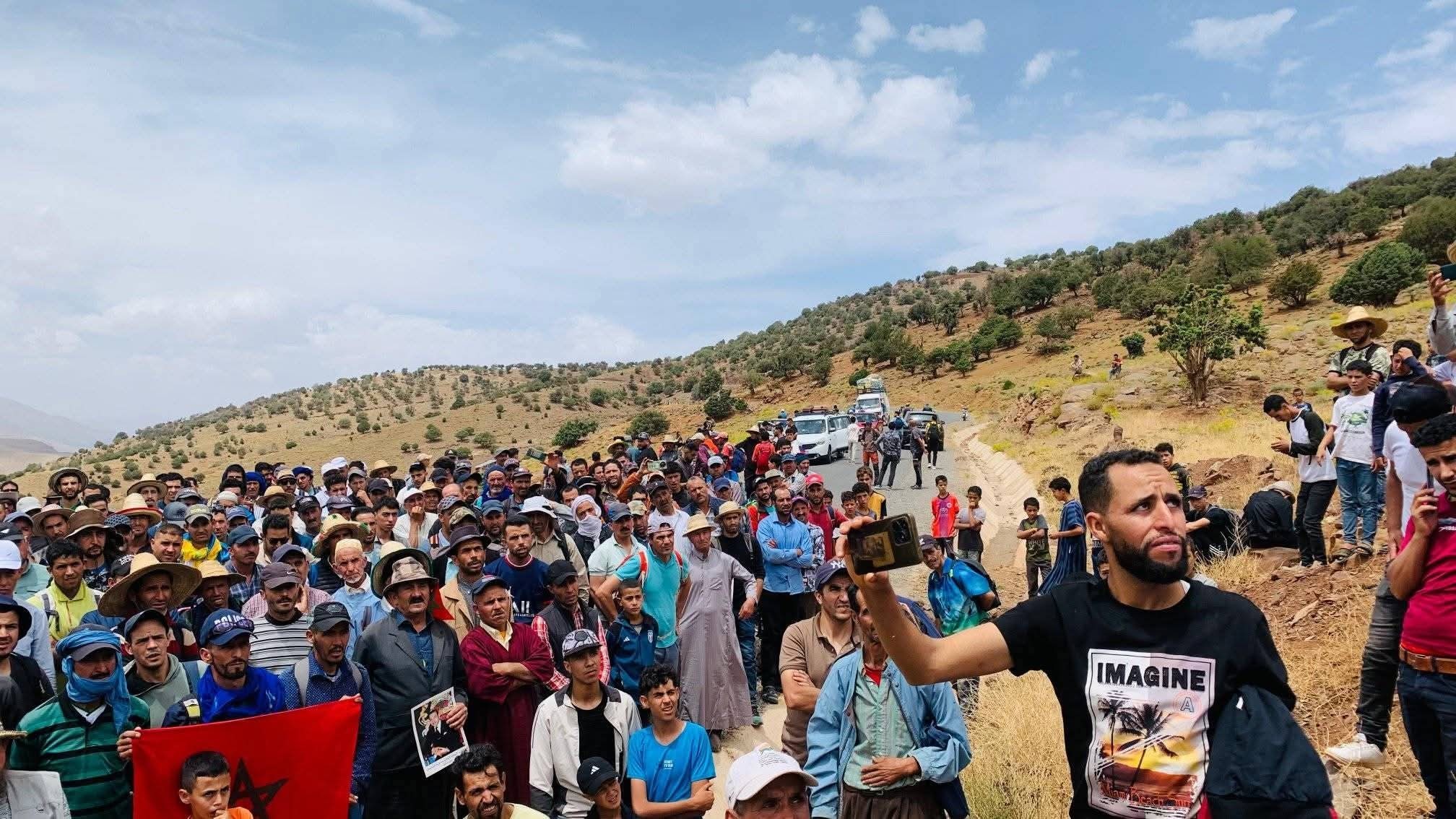  "آيت بوكماز" تسير على الأقدام نحو المركز.. مُحاكمة عفوية لسياسات مجالية همَّشت "المغرب العميق" وحرمت أهله من المستشفى والطريق والهاتف 