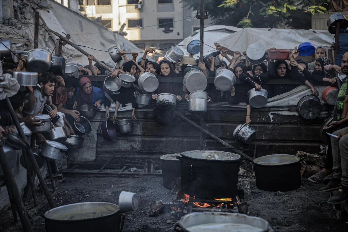 "#غزة_تموت_جوعاً".. وسم يوثق الجوع الكارثي الذي ينهش أجساد المدنيين في غزة