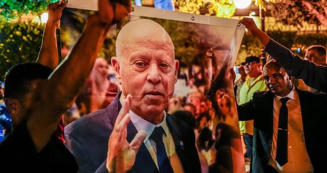 في ظل الأزمة المالية الخانقة في عهد قيس سعيد.. السلطات التونسية تضع يدها على 400 ألف حساب بنكي بدعوى أنها "نائمة"