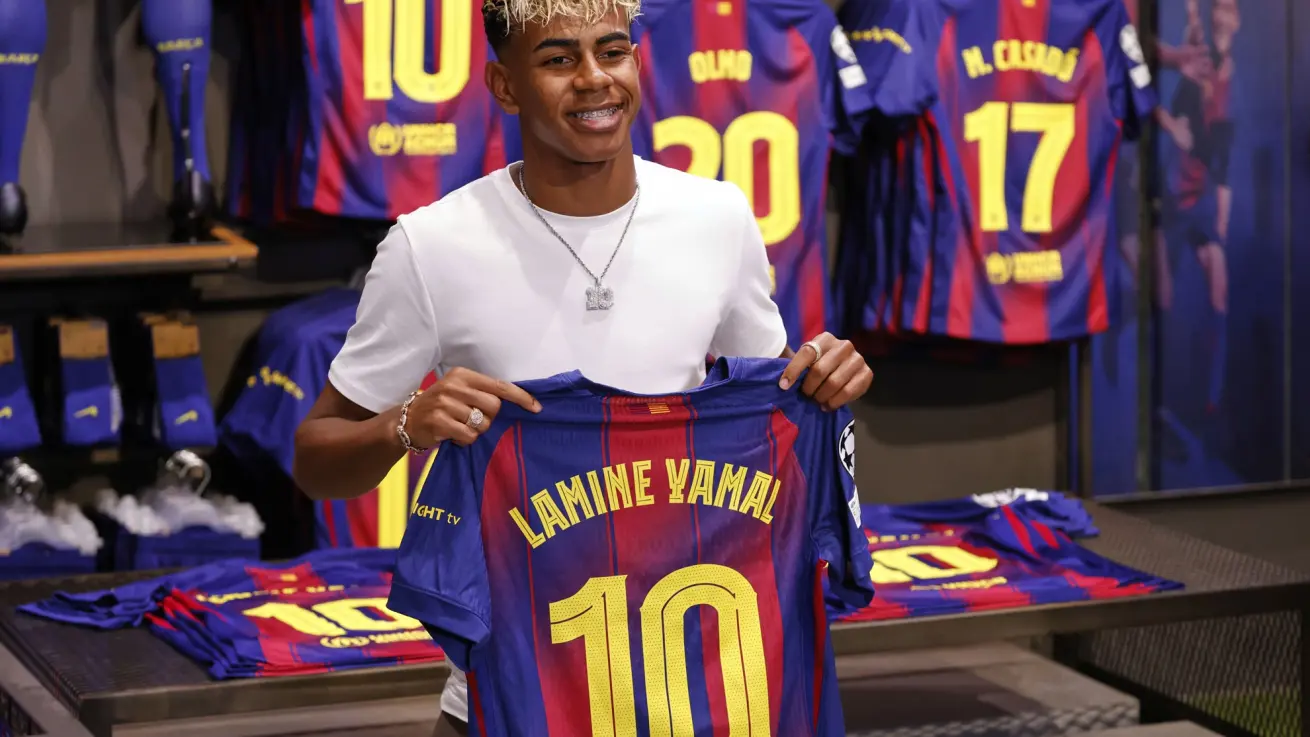 لامين يامال يوقع عقده الجديد مع برشلونة ويؤكد أنه مدين لجدته بكل شيء