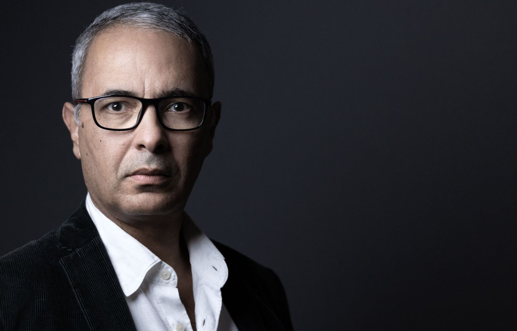  تضامن دولي واسع مع الكاتب كمال داوود الذي لم يستطع العودة إلى الجزائر لدفن والدته خشية أن يتكرر معه سيناريو صنصال 