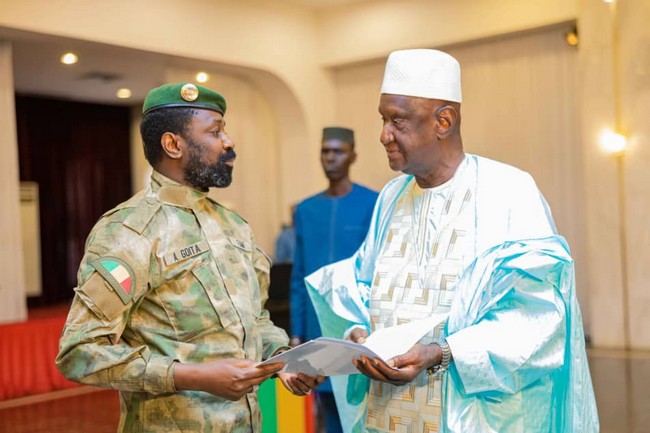 مالي تطيح رسميا بـ"اتفاق الجزائر".. ورئيس المرحلة الانتقالية الكولونيل عاصيمي غويتا يتسلم مشروع الميثاق الوطني للسلام والمصالحة