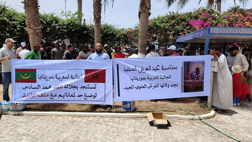 الجالية المغربية في موريتانيا تحتج أمام السفارة وتطالب بتدخل ملكي لحل أزمة الإقامة