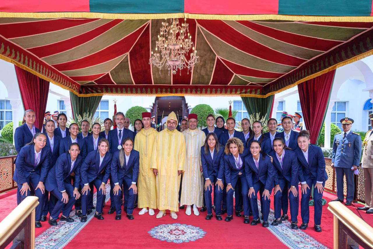 الملك محمد السادس يستقبل الفريق الوطني للسيدات ورئيس الاتحاد الدولي لكرة القدم